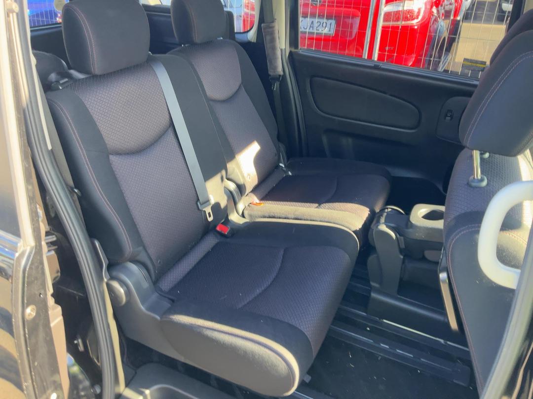 Photo '11' of Nissan Serena