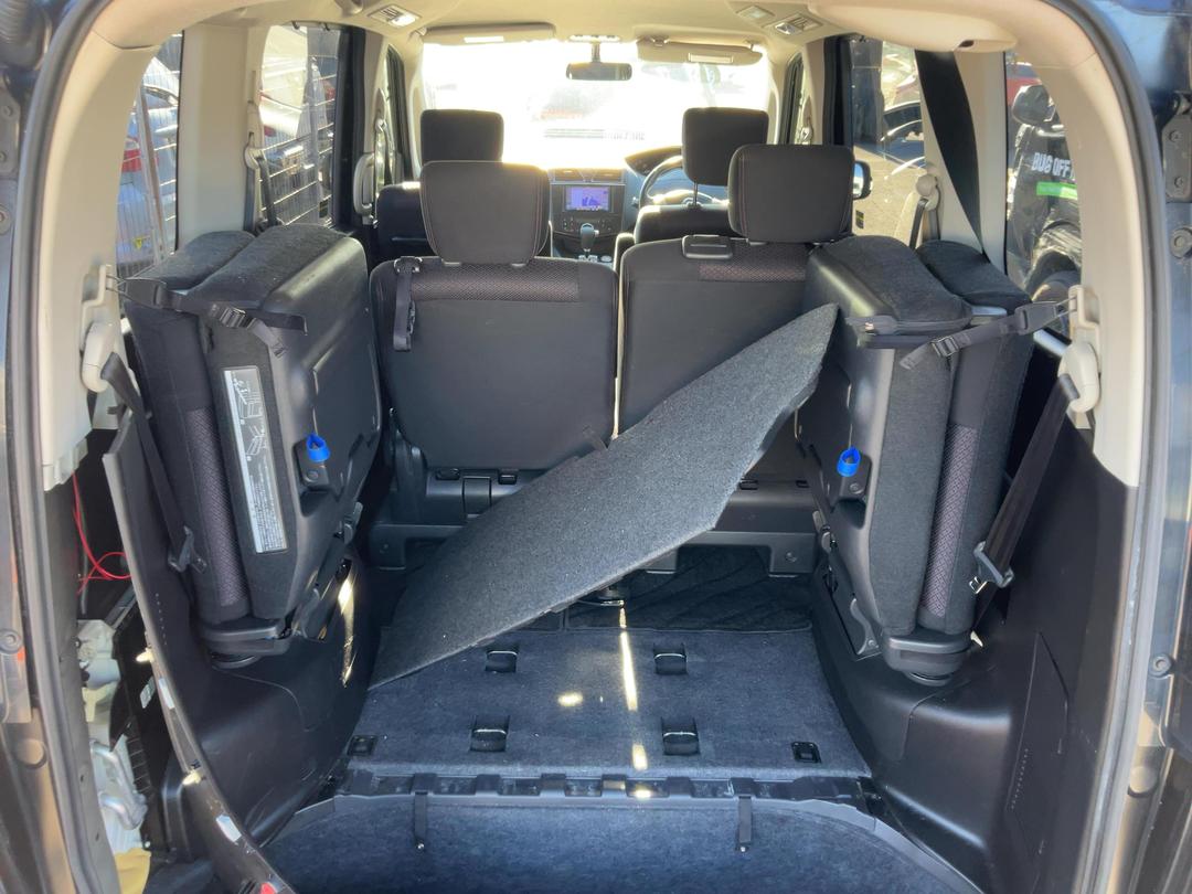 Photo '12' of Nissan Serena