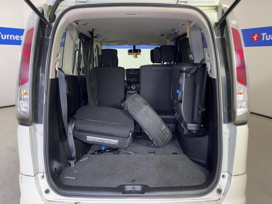 Photo '8' of Nissan Serena Photo '8' of Nissan Serena