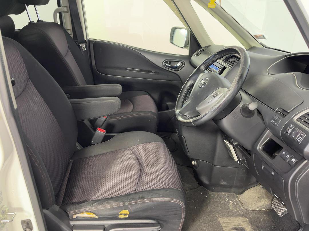 Photo '9' of Nissan Serena Photo '9' of Nissan Serena