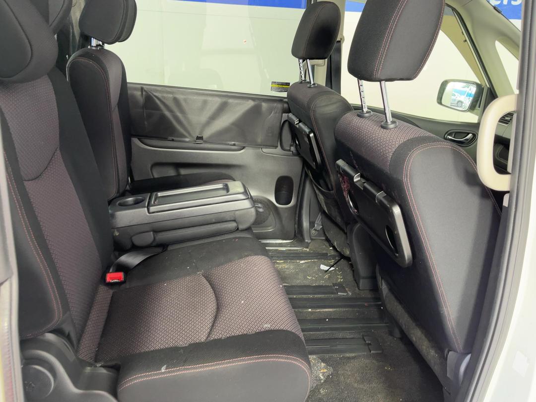 Photo '12' of Nissan Serena Photo '12' of Nissan Serena