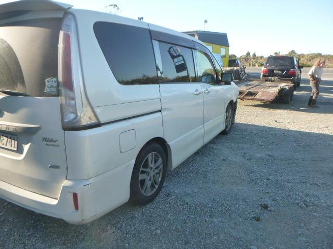 Photo '11' of Nissan Serena Photo '11' of Nissan Serena