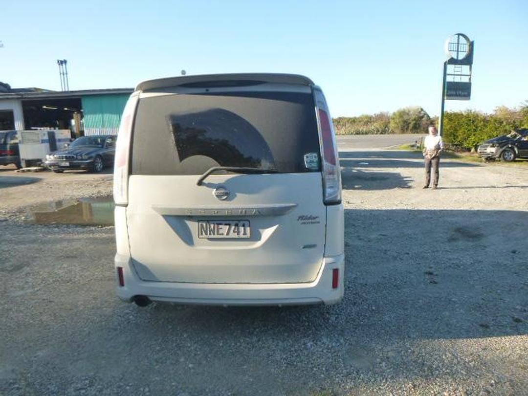 Photo '12' of Nissan Serena Photo '12' of Nissan Serena