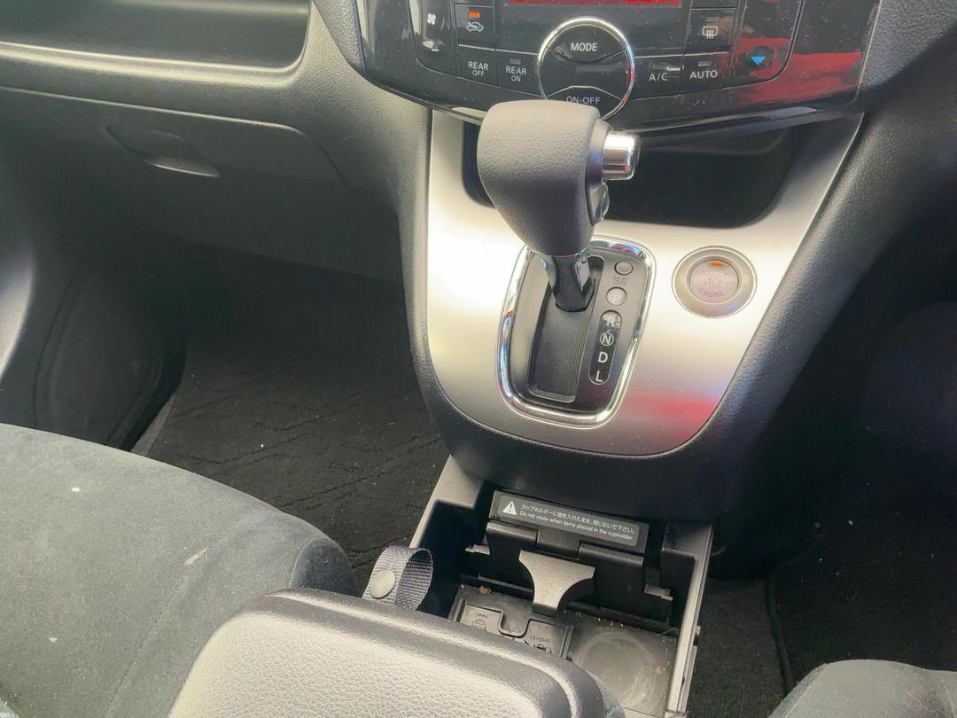 Photo '15' of Nissan Serena Photo '15' of Nissan Serena