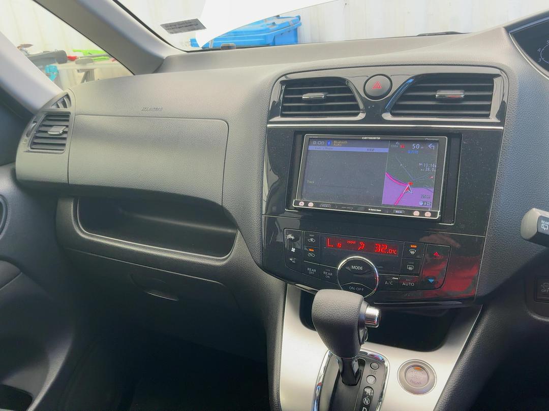 Photo '16' of Nissan Serena Photo '16' of Nissan Serena