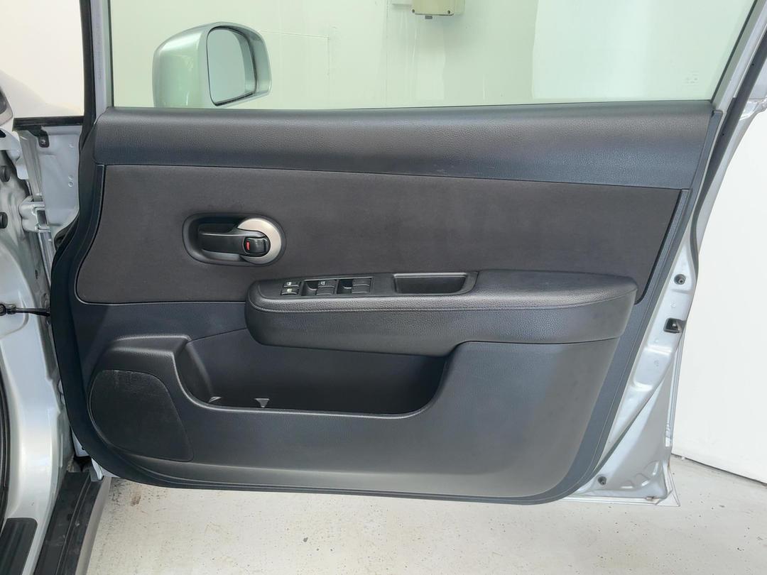 Photo '15' of Nissan Tiida