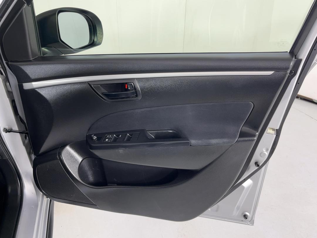 Photo '15' of Suzuki Swift