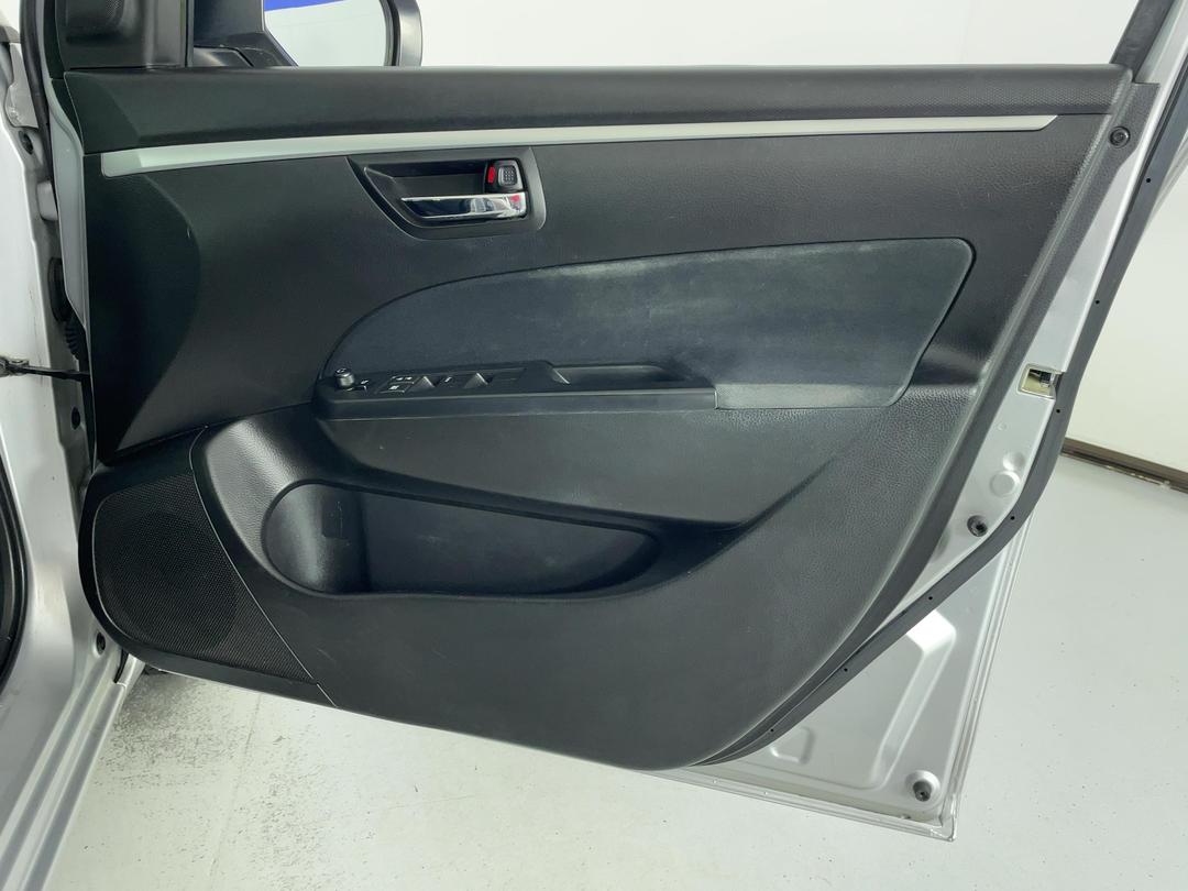 Photo '15' of Suzuki Swift