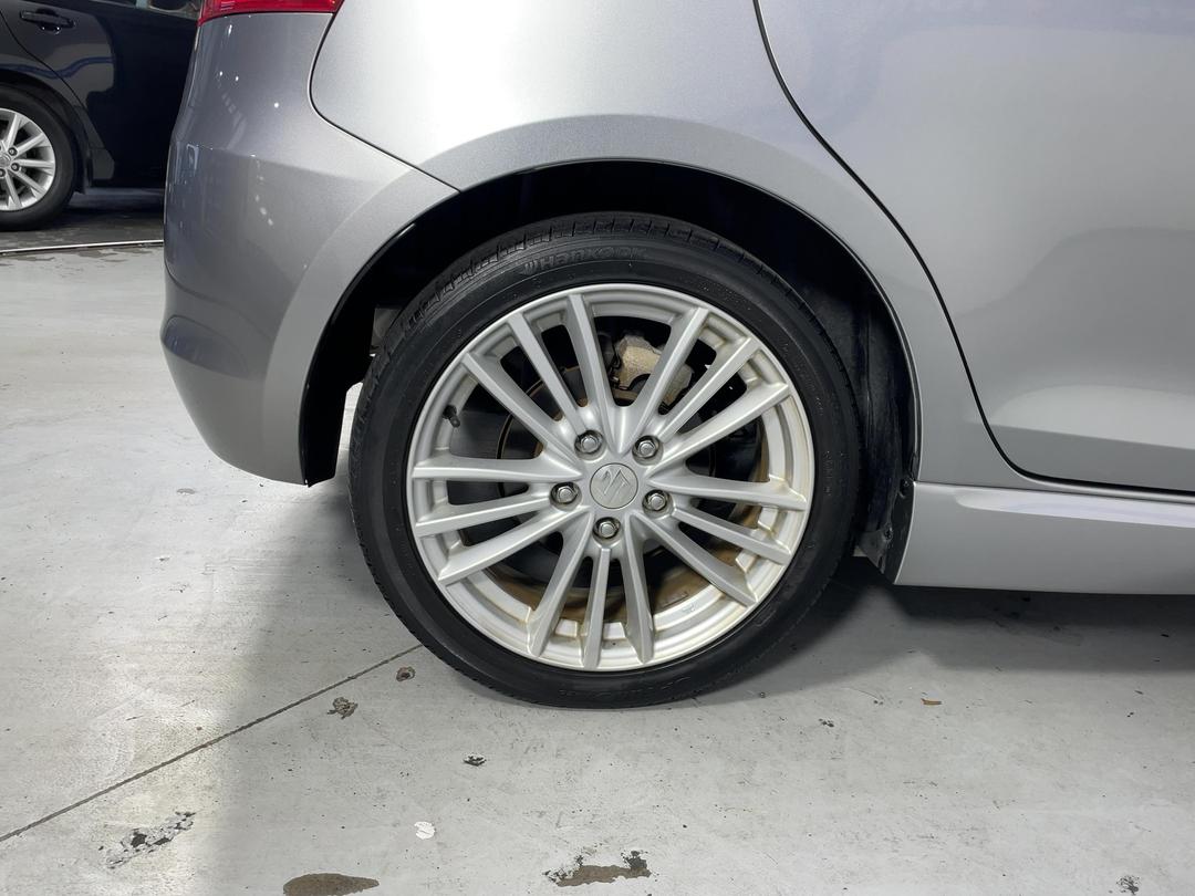 Photo '12' of Suzuki Swift