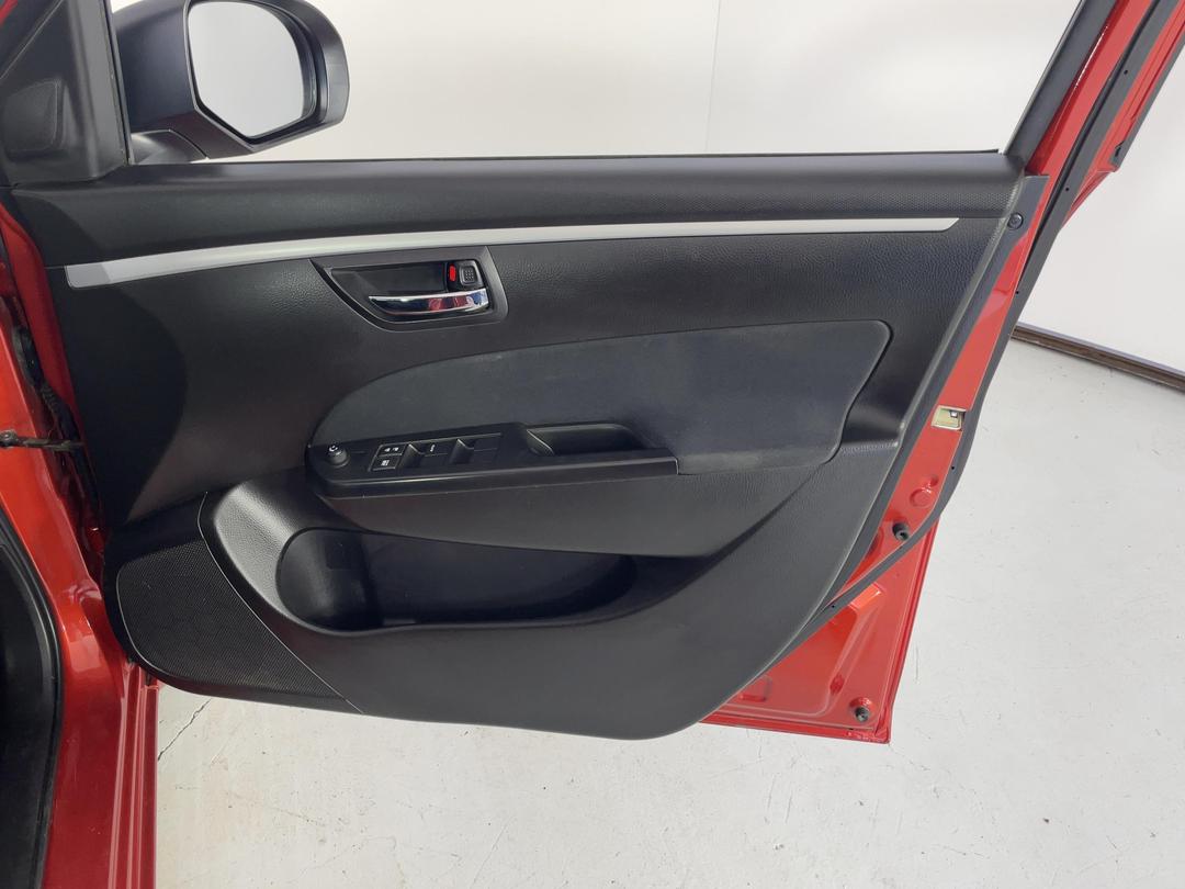 Photo '15' of Suzuki Swift