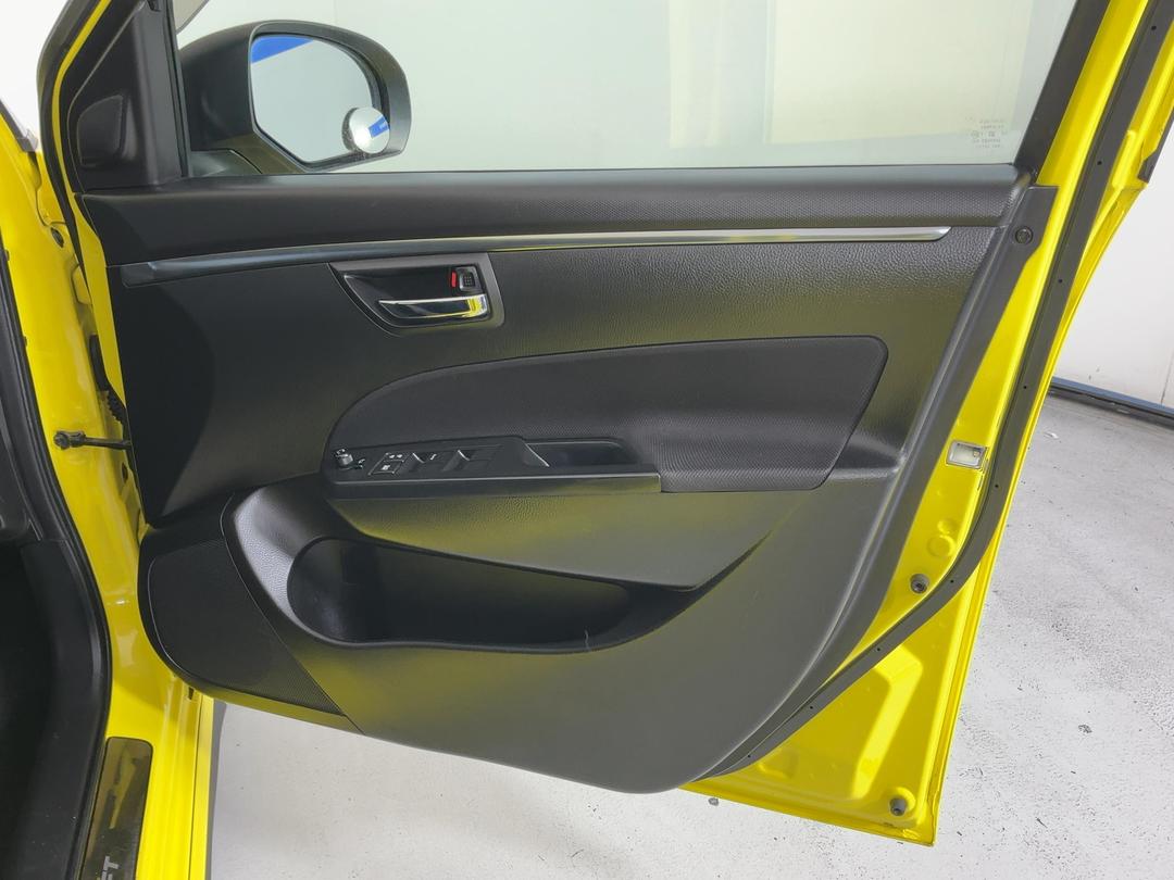 Photo '15' of Suzuki Swift