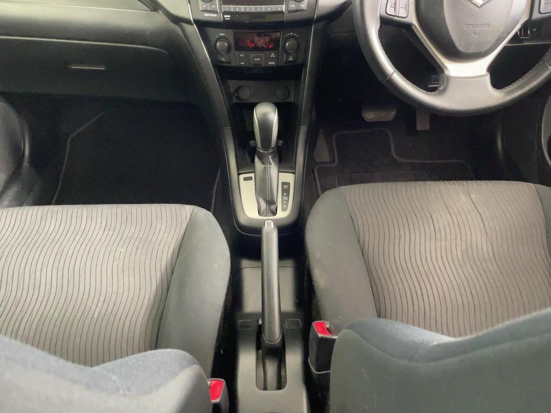 Photo '18' of Suzuki Swift