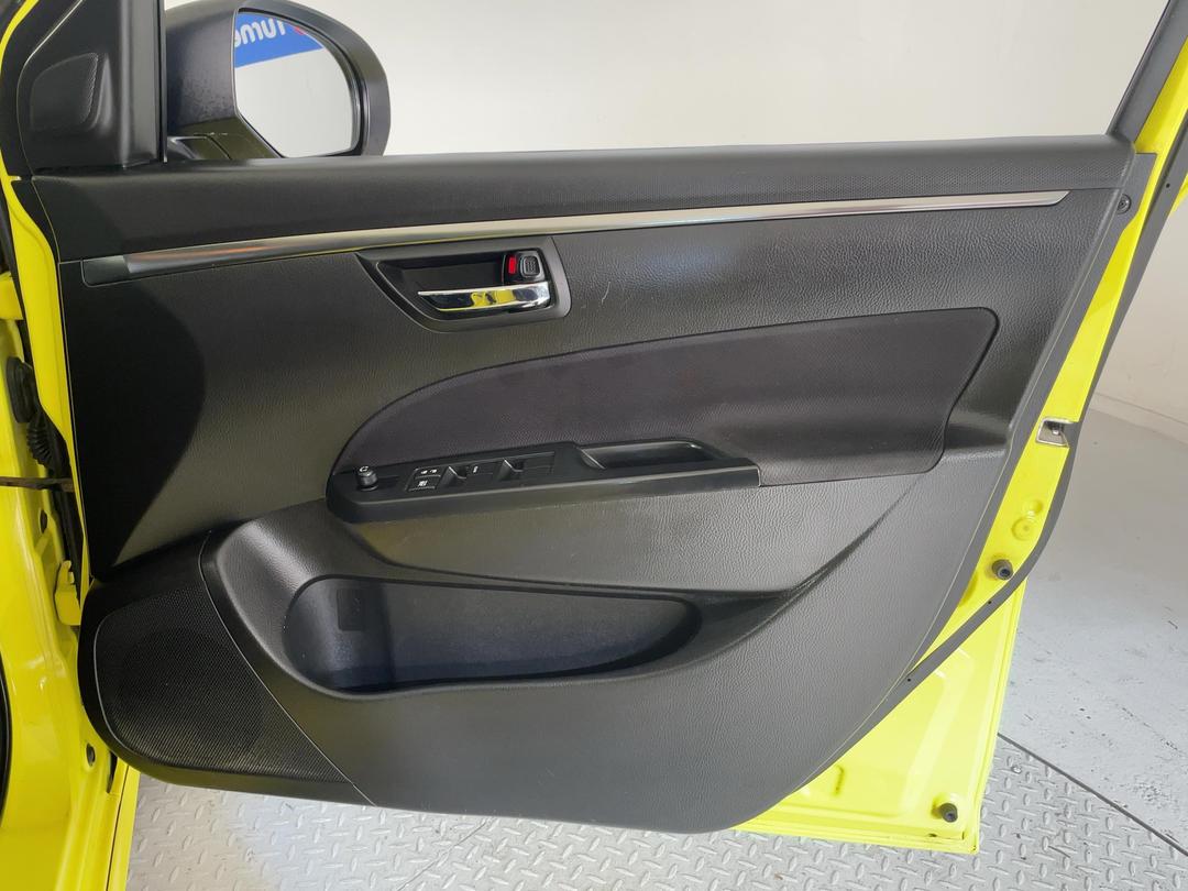 Photo '15' of Suzuki Swift