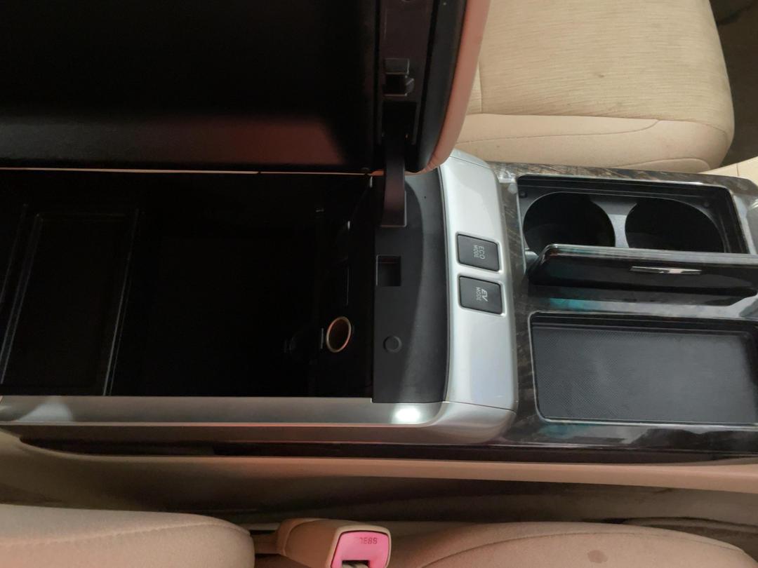 Photo '32' of Toyota Alphard