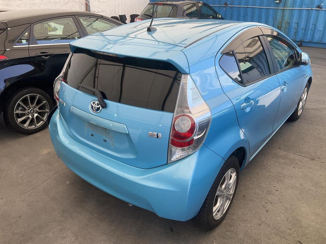 Photo '12' of Toyota Aqua Hybrid