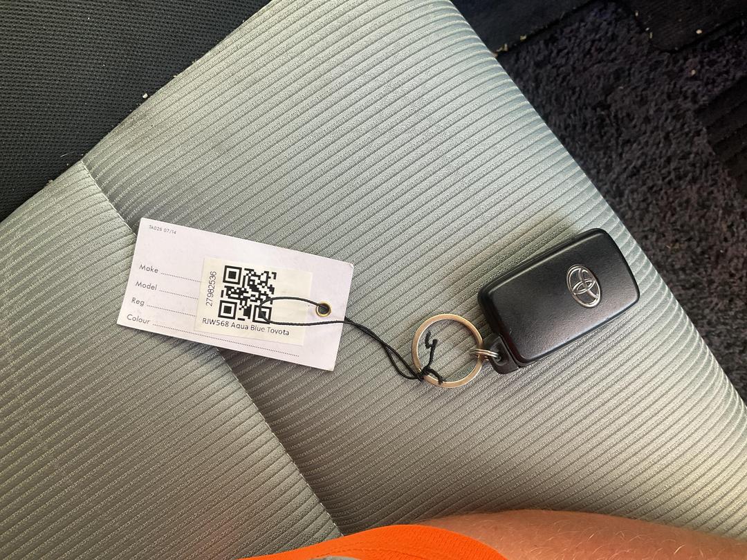 Photo '18' of Toyota Aqua Hybrid