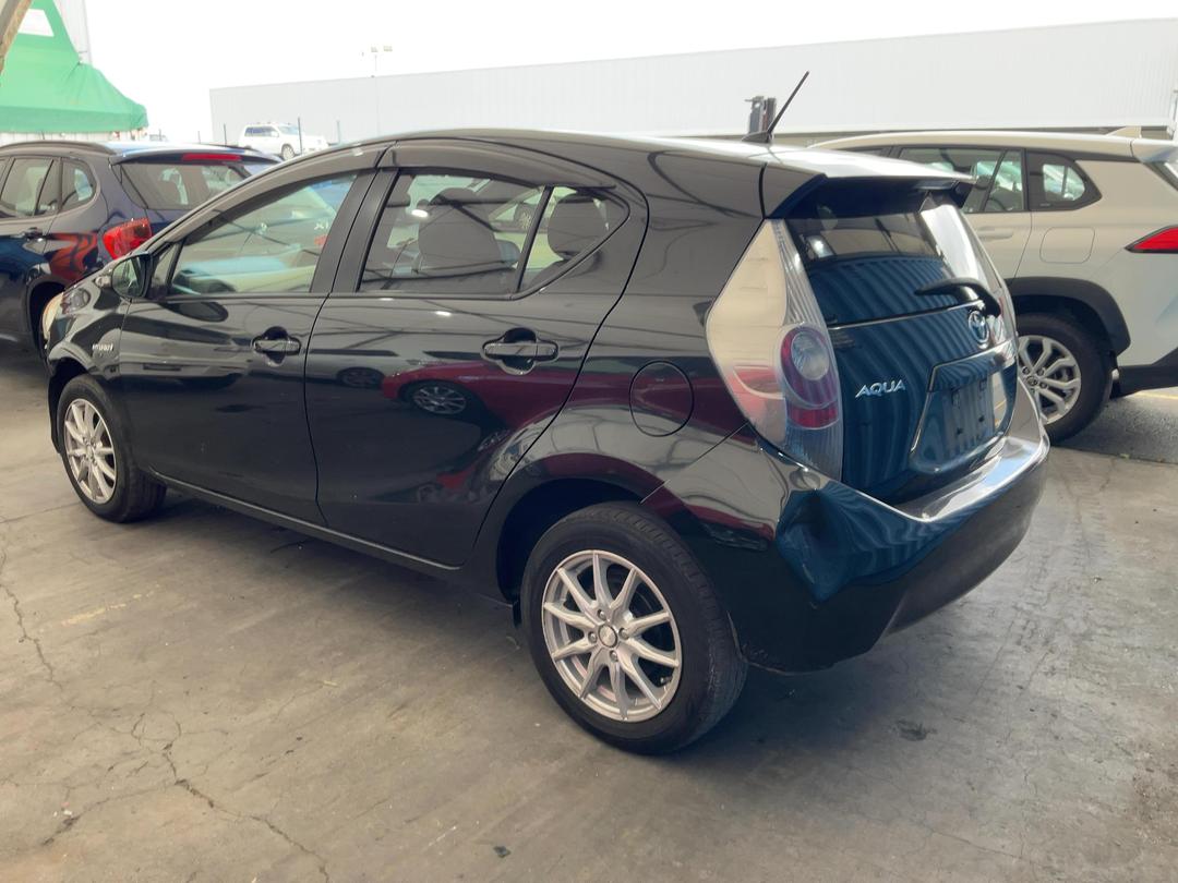 Photo '4' of Toyota Aqua Hybrid