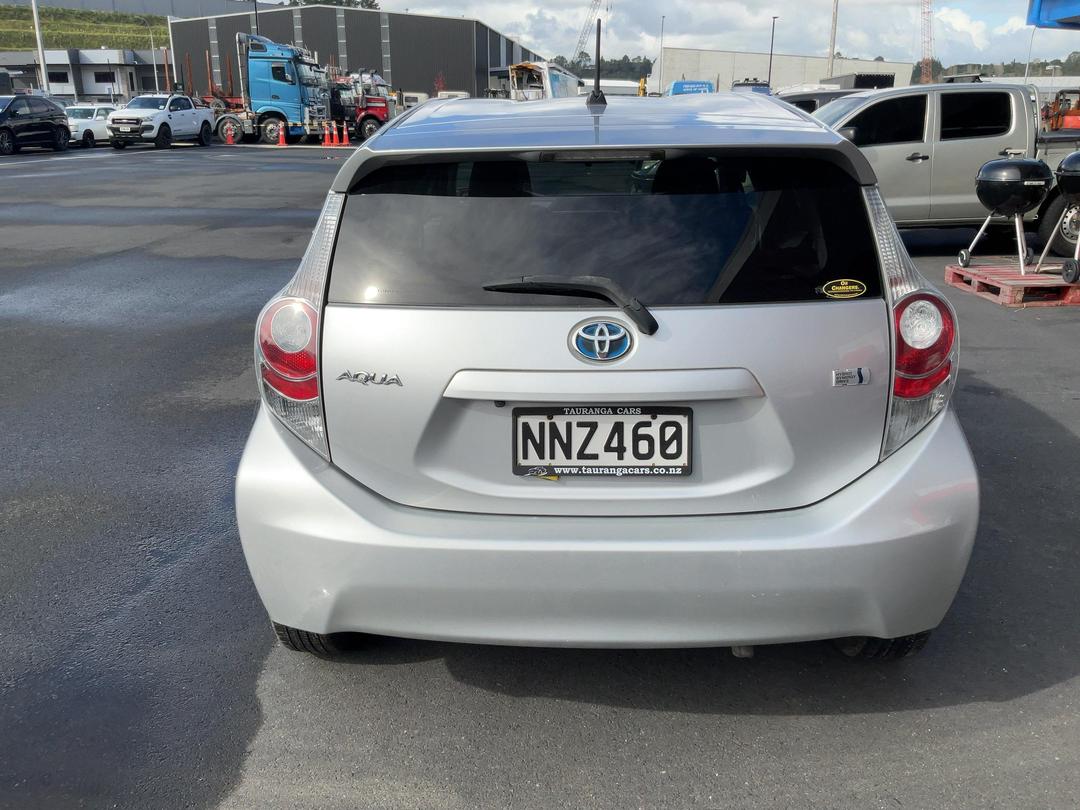 Photo '6' of Toyota Aqua Hybrid