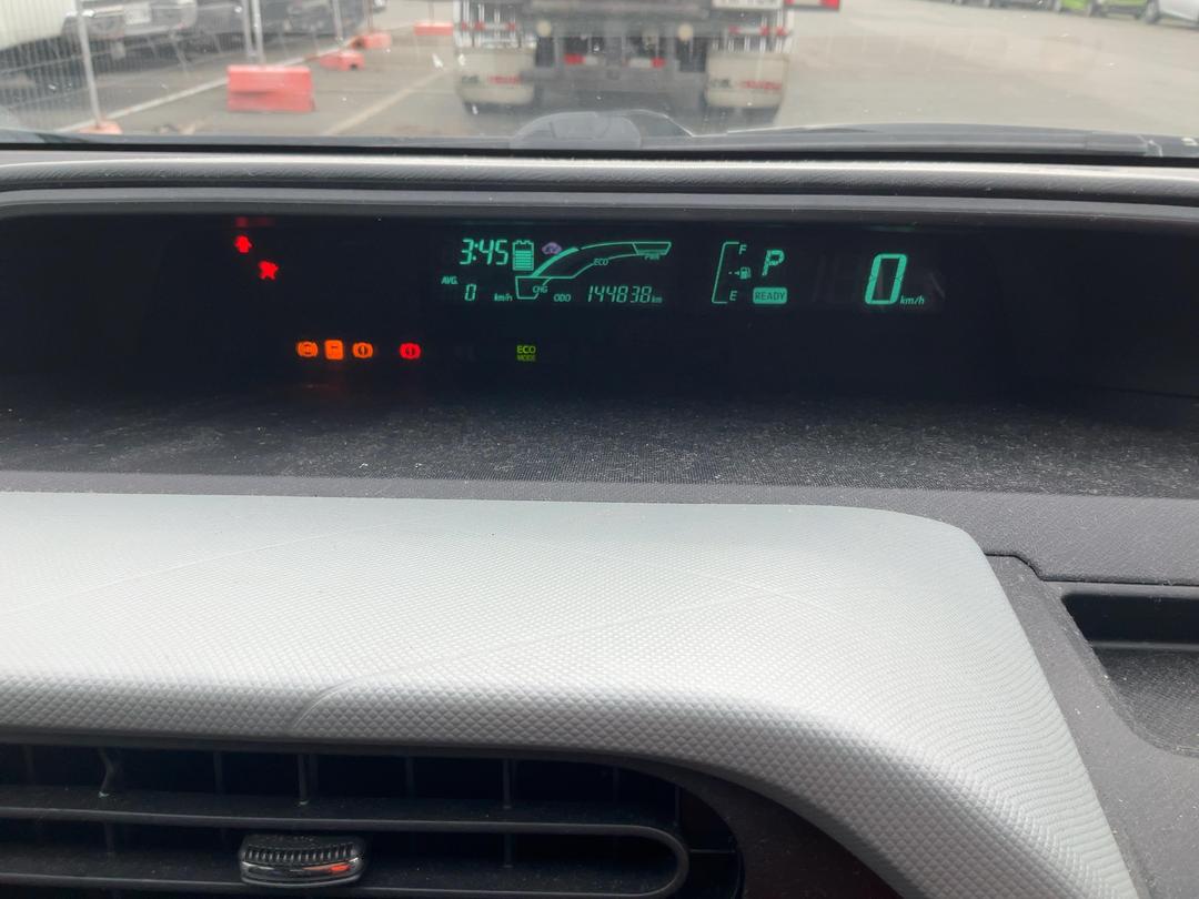 Photo '14' of Toyota Aqua Hybrid