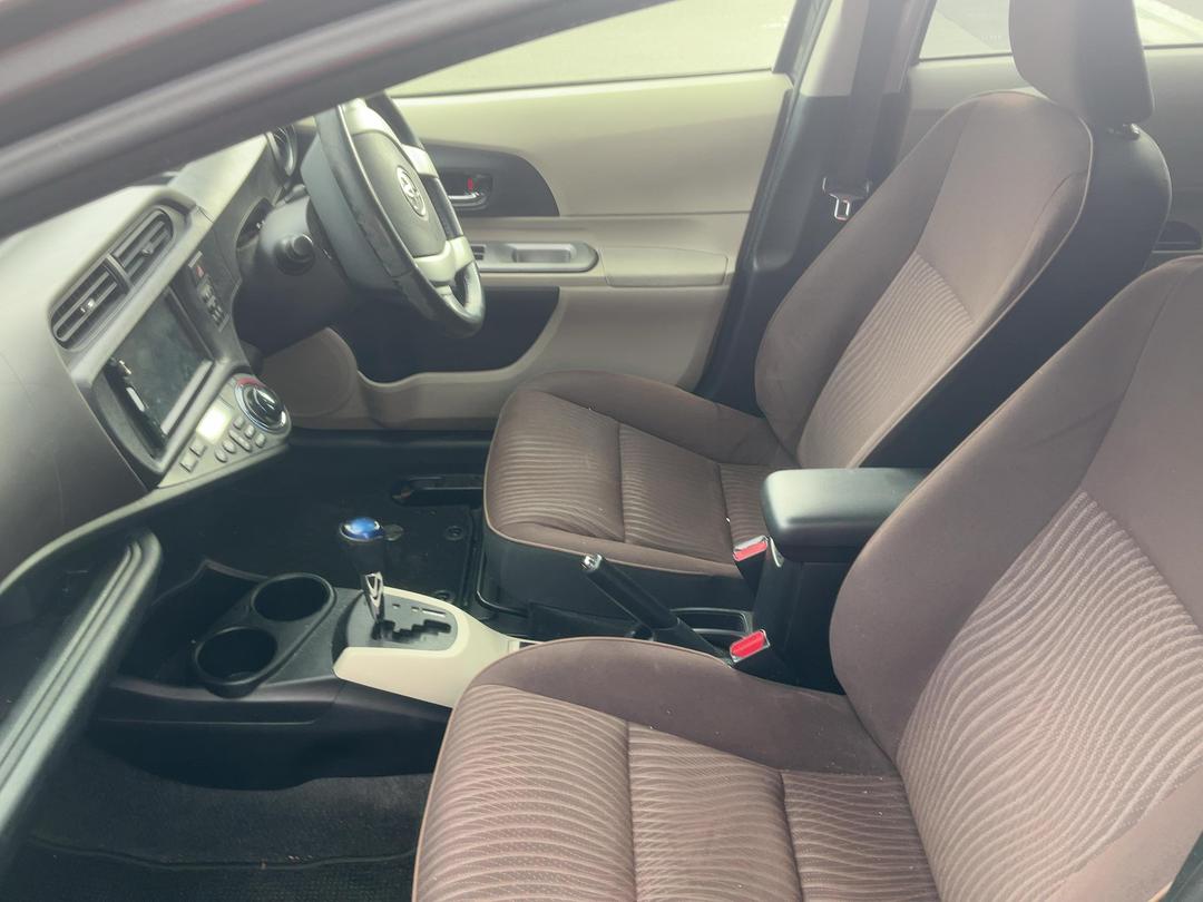Photo '17' of Toyota Aqua Photo '17' of Toyota Aqua