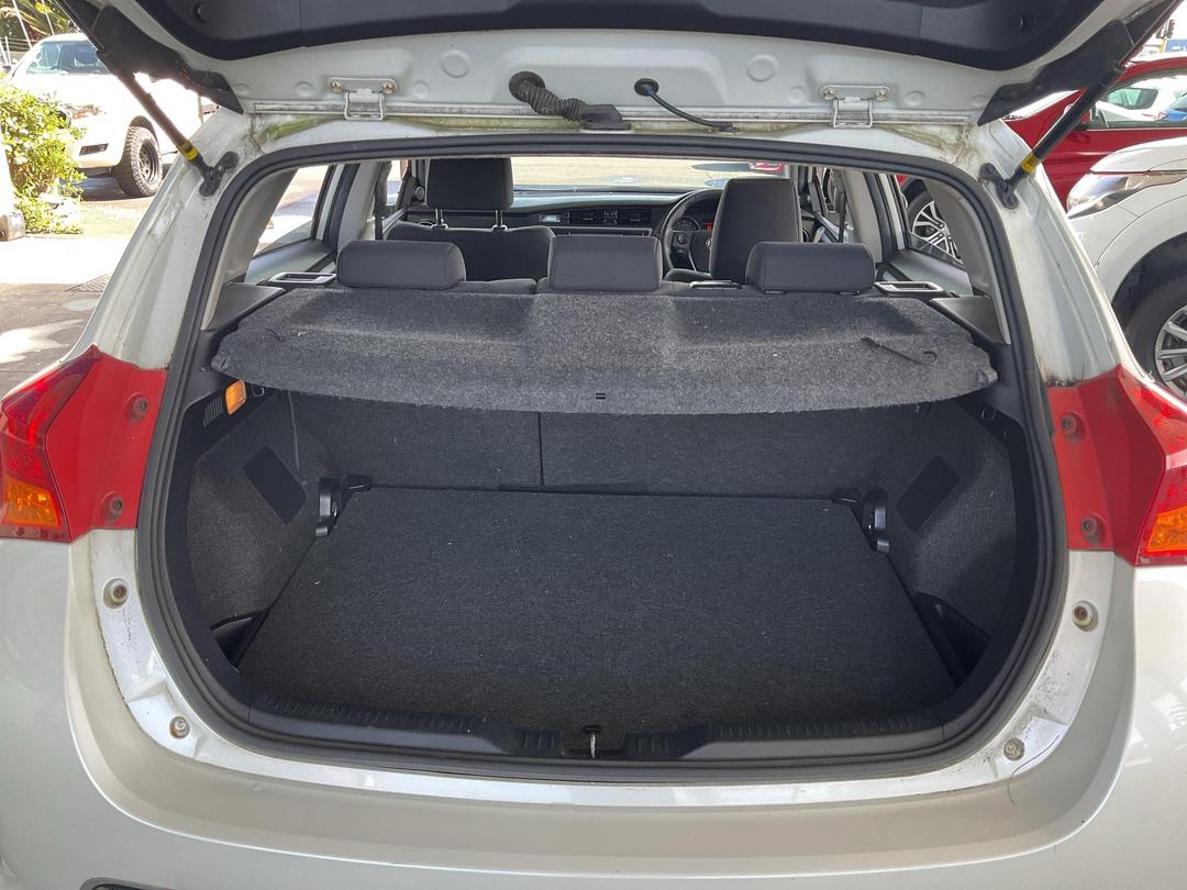 Photo '12' of Toyota Auris