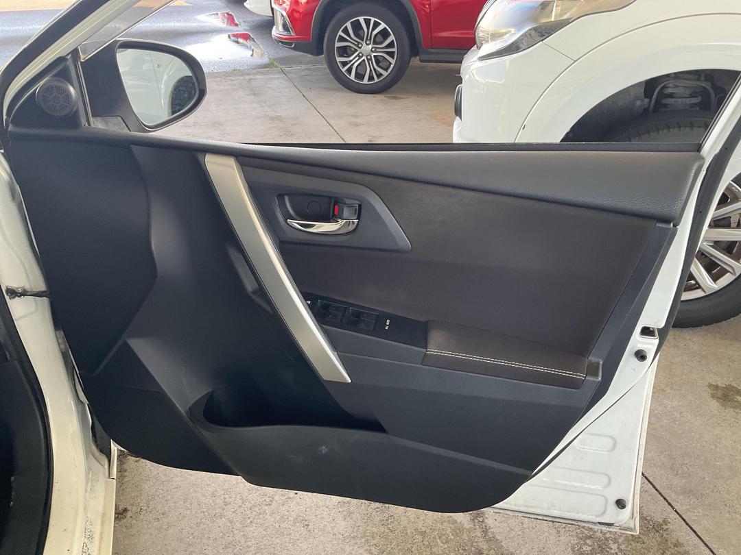 Photo '13' of Toyota Auris