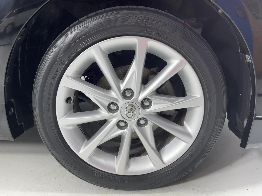 Photo '9' of Toyota Prius V