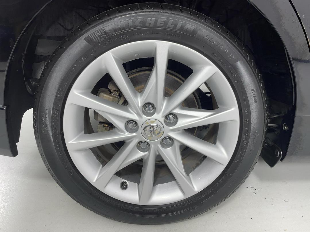 Photo '12' of Toyota Prius V
