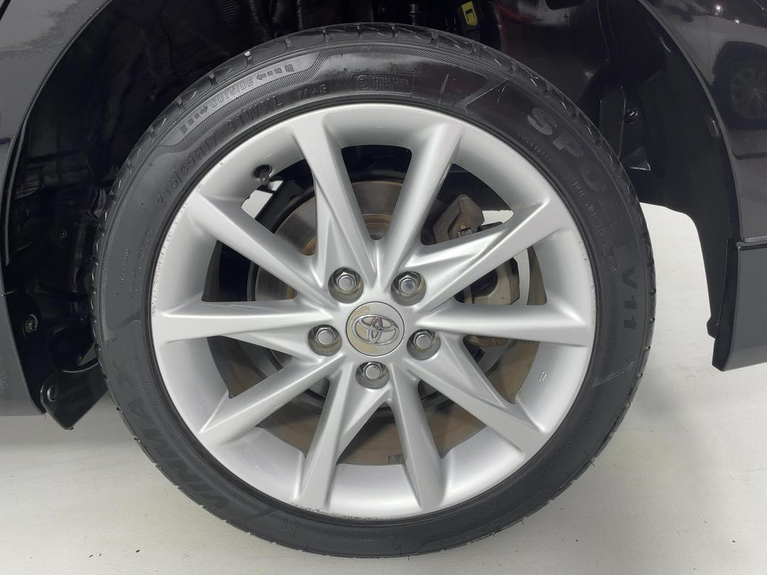 Photo '11' of Toyota Prius V