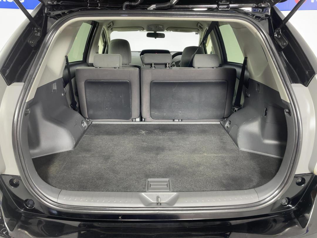 Photo '14' of Toyota Prius V