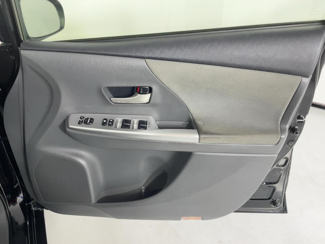 Photo '15' of Toyota Prius V