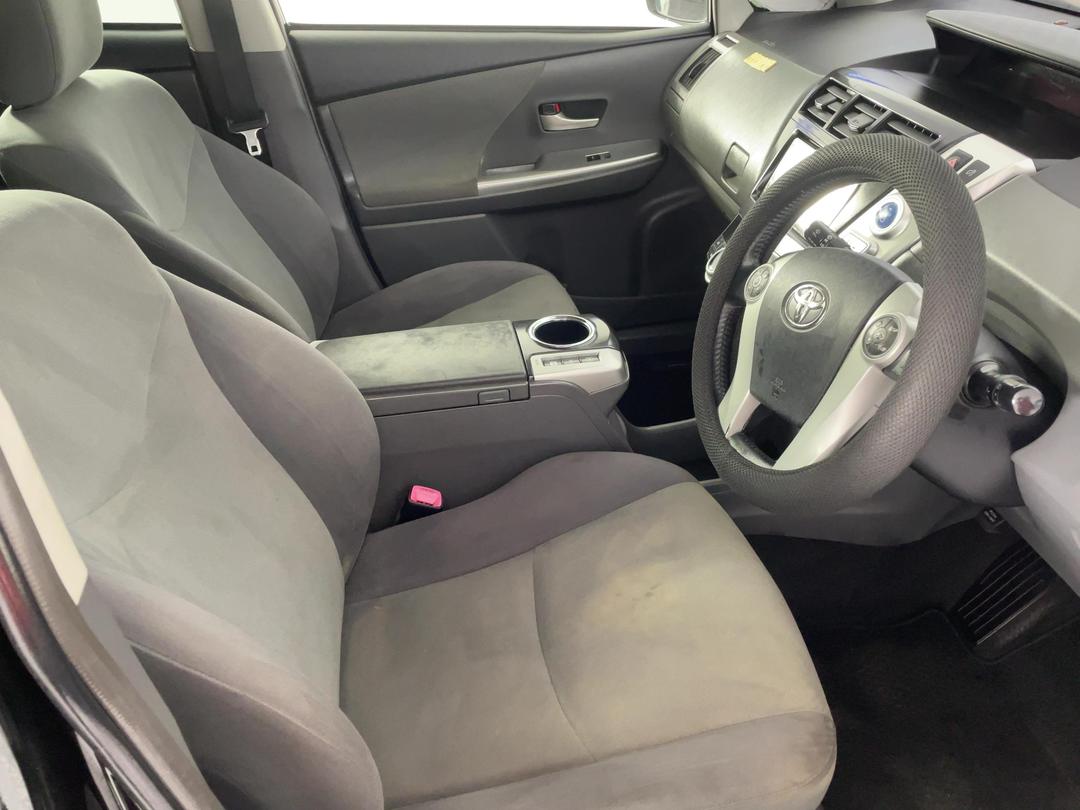 Photo '16' of Toyota Prius V