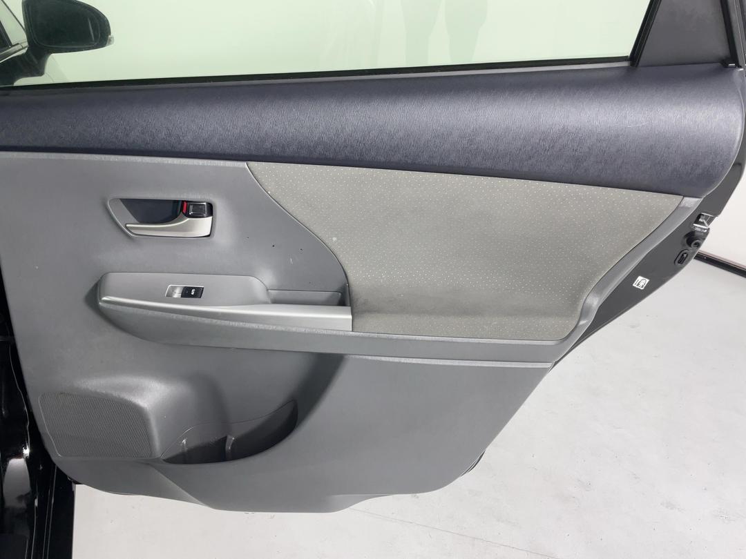 Photo '19' of Toyota Prius V