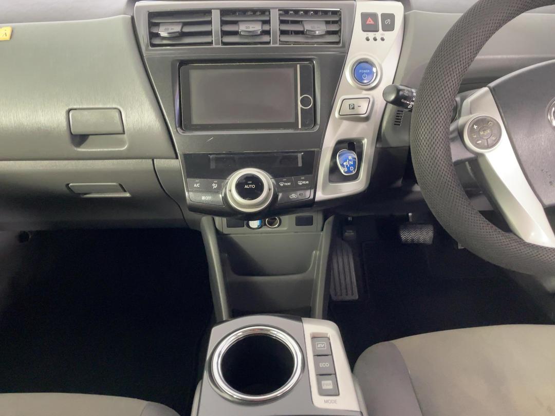 Photo '18' of Toyota Prius V