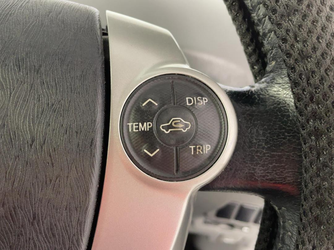 Photo '23' of Toyota Prius V