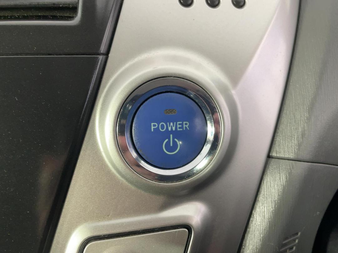 Photo '25' of Toyota Prius V