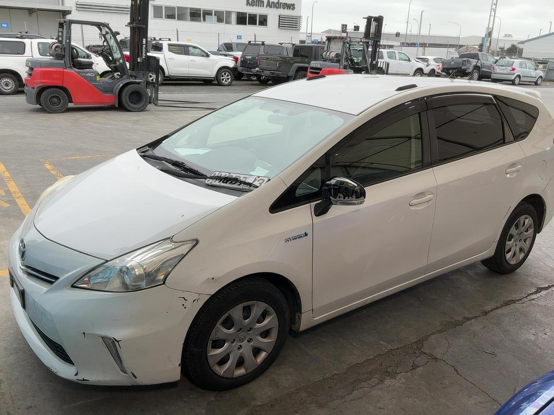 Photo '6' of Toyota Prius V Prius Alpha
