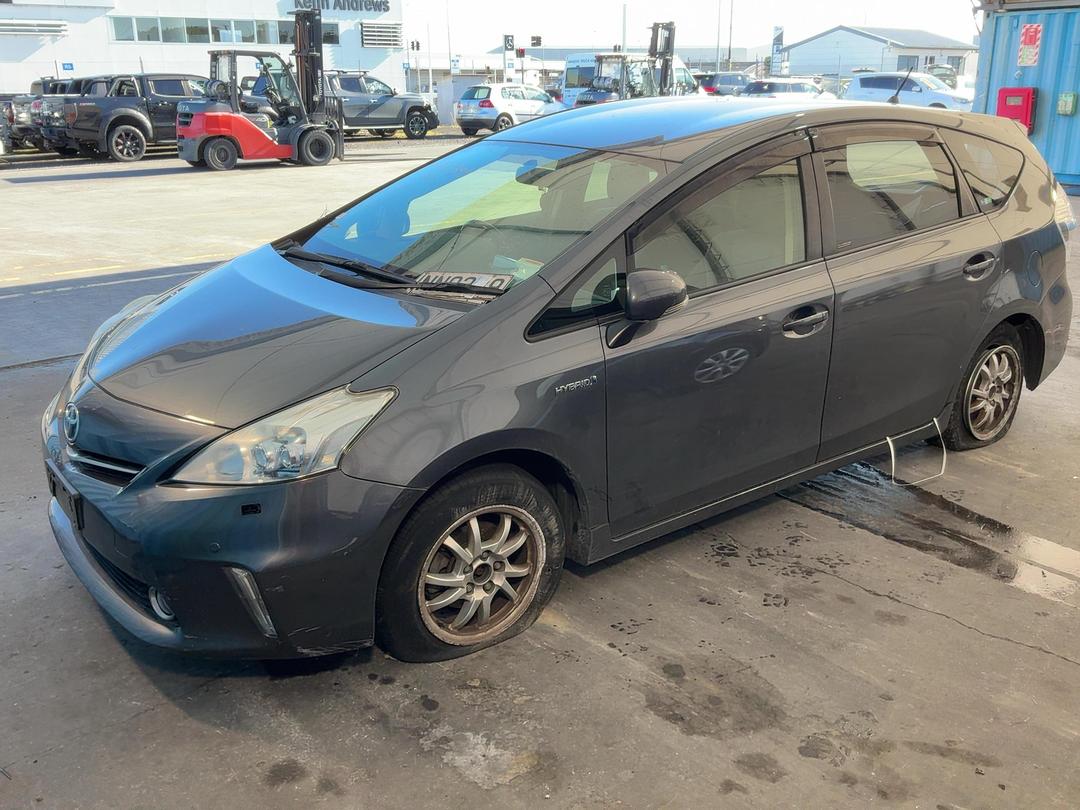 Photo '6' of Toyota Prius V Prius Alpha