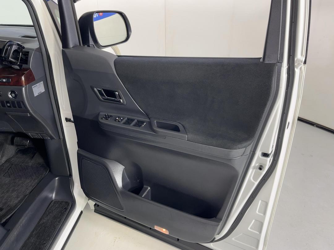 Photo '15' of Toyota Vellfire