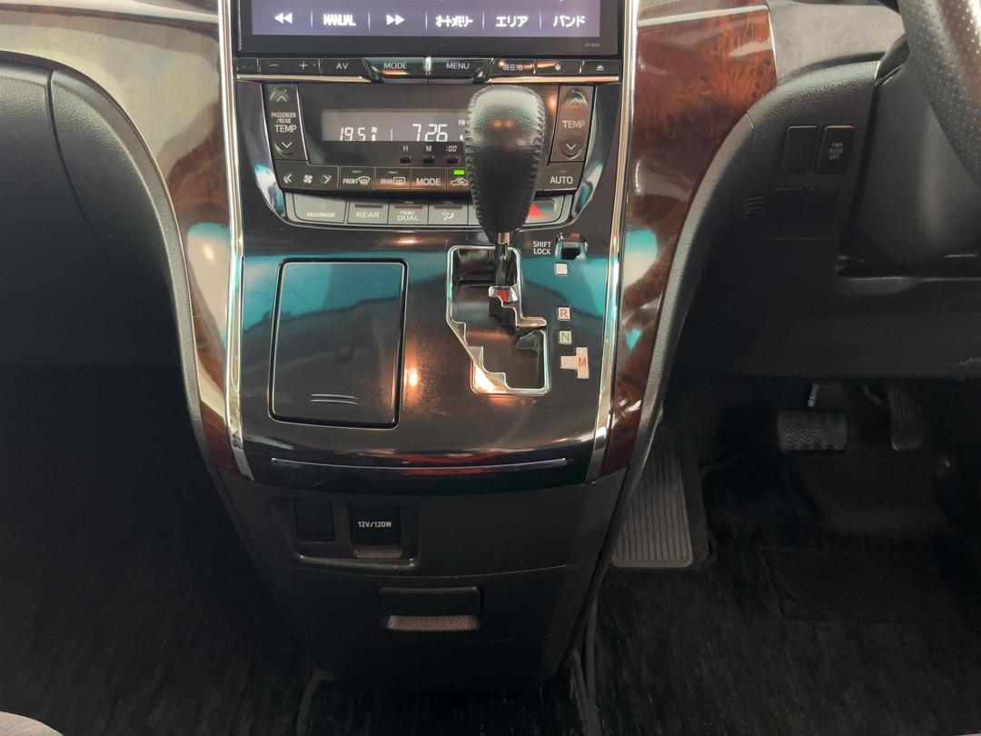 Photo '18' of Toyota Vellfire