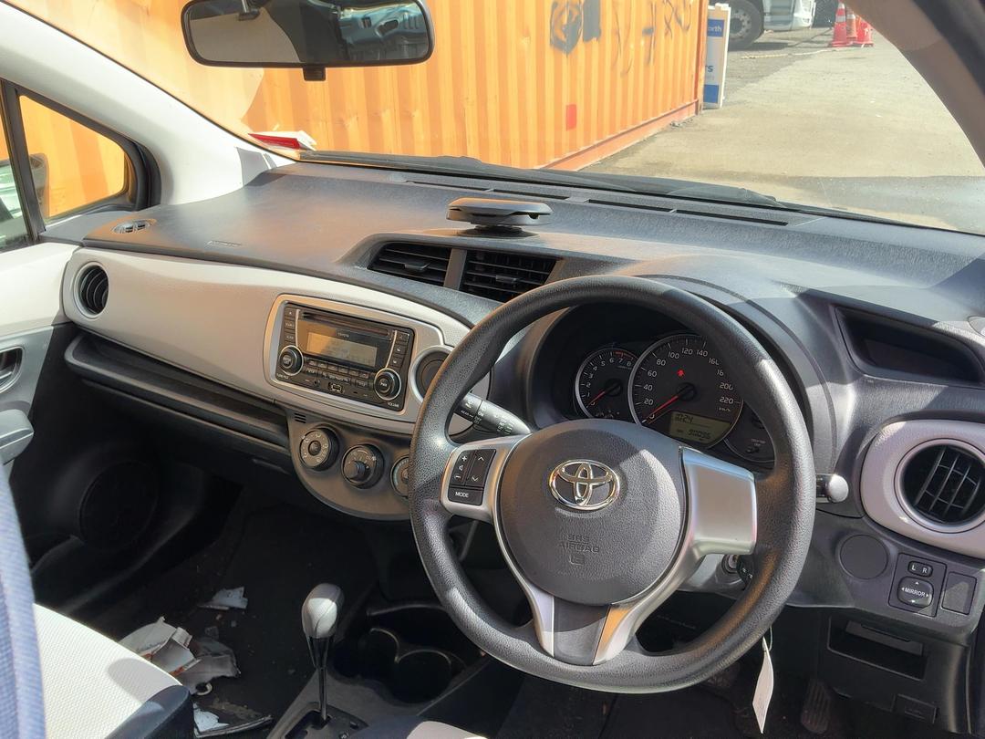 Photo '14' of Toyota Yaris YR