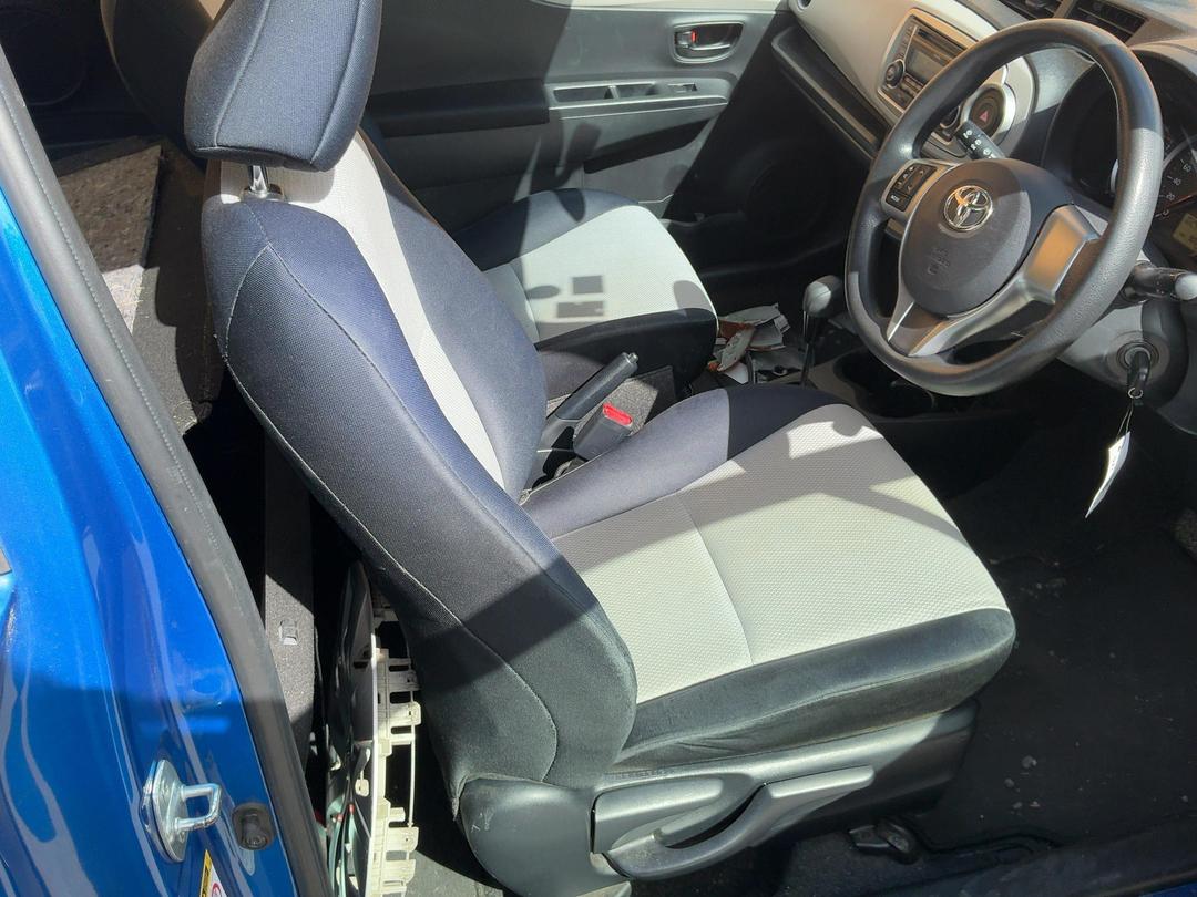 Photo '15' of Toyota Yaris YR