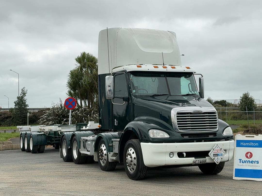 Photo '1' of Freightliner Columbia 112 TRA Truck & Trailer Combination Tractor Unit