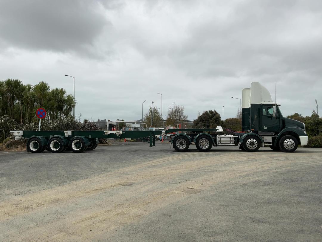 Photo '5' of Freightliner Columbia 112 TRA Truck & Trailer Combination Tractor Unit