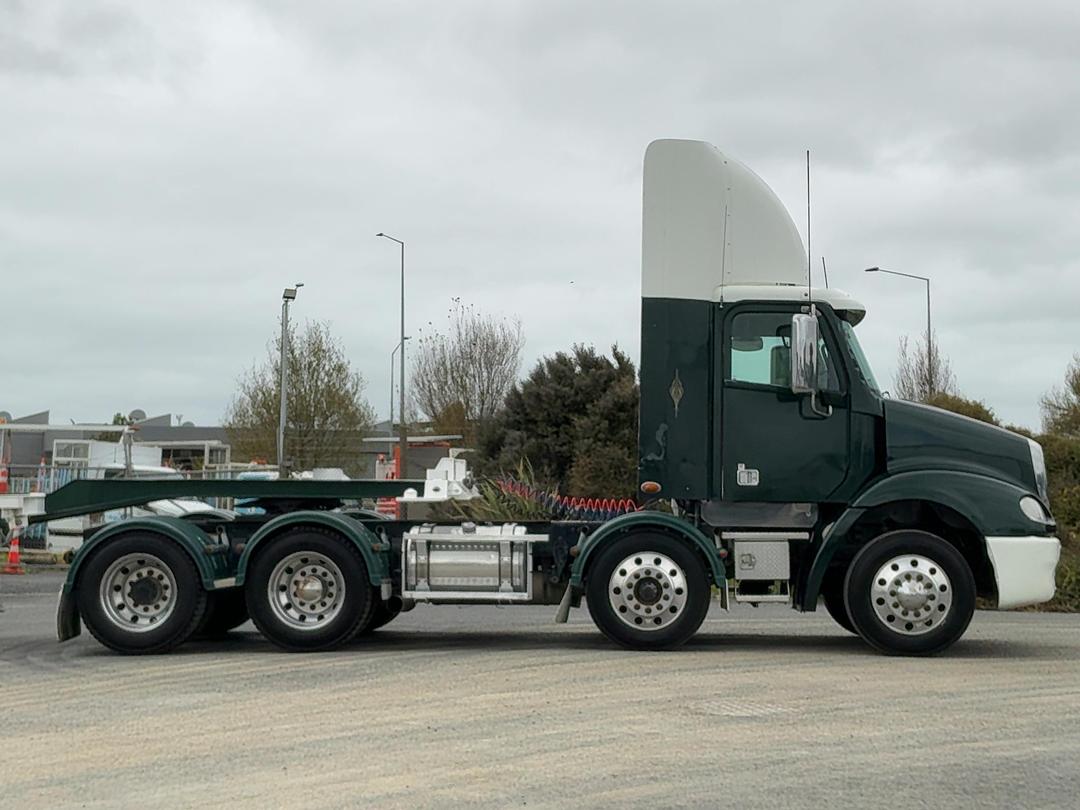 Photo '4' of Freightliner Columbia 112 TRA Truck & Trailer Combination Tractor Unit