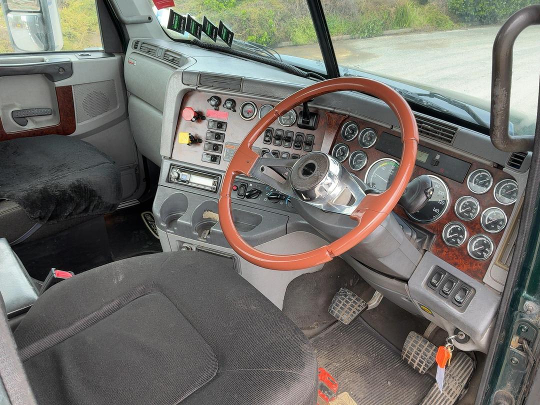 Photo '16' of Freightliner Columbia 112 TRA Truck & Trailer Combination Tractor Unit