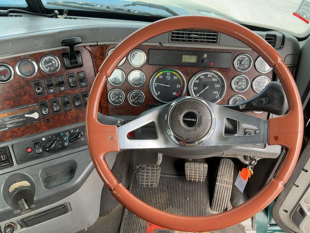 Photo '17' of Freightliner Columbia 112 TRA Truck & Trailer Combination Tractor Unit