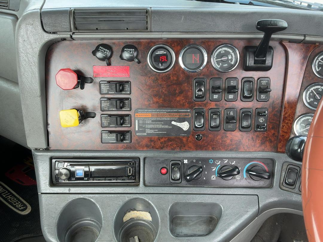 Photo '18' of Freightliner Columbia 112 TRA Truck & Trailer Combination Tractor Unit