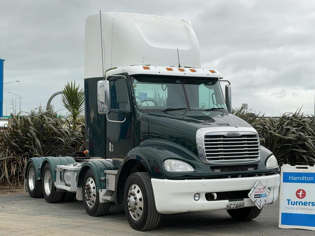 Photo '3' of Freightliner Columbia 112 TRA Truck & Trailer Combination Tractor Unit