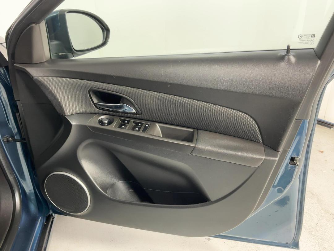Photo '15' of Holden Cruze